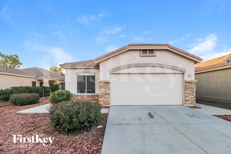 Primary Photo - 601 W Elm Ln