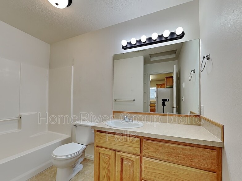 Building Photo - 1374 Midway Ave
