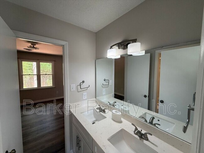 Building Photo - 101 Greengate Ct