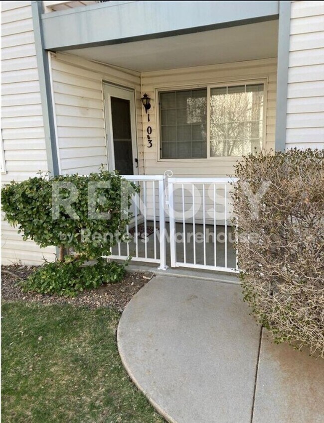 Building Photo - Modern Comfort and a Garage in Prime Aurora Location