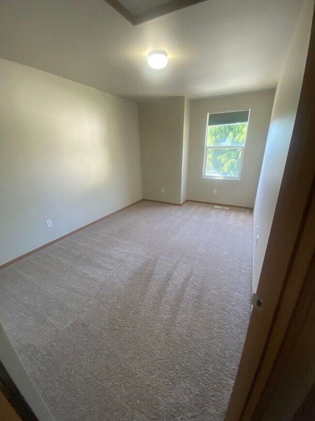 Building Photo - Move in special- 2 weeks free!  Lake Steve...