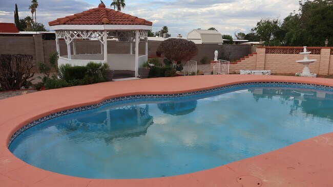 Building Photo - In Ground Pool