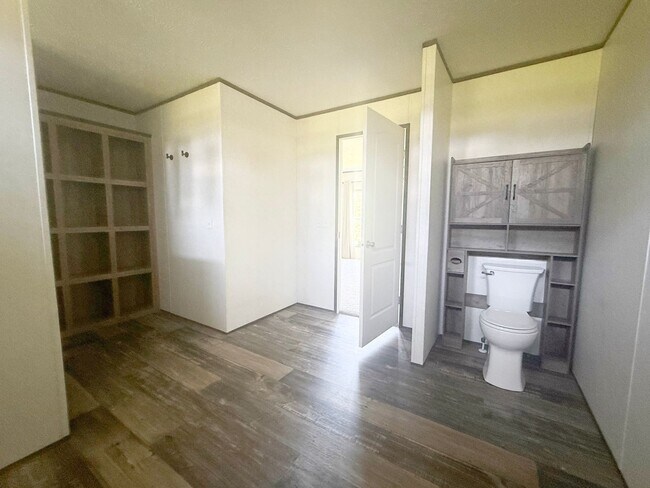 Building Photo - Spacious 4-Bedroom Home on 1 Acre in Peaceful Rickman Setting