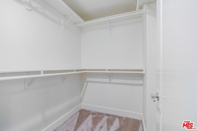 Building Photo - 5800 Seawalk Dr