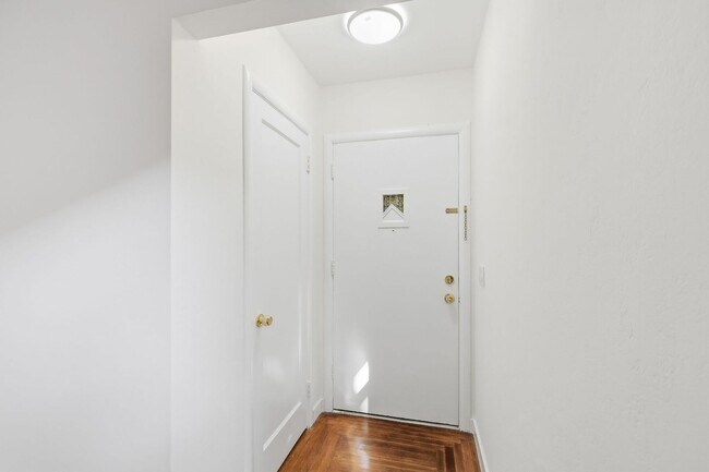 Building Photo - 541 Jackson Ave