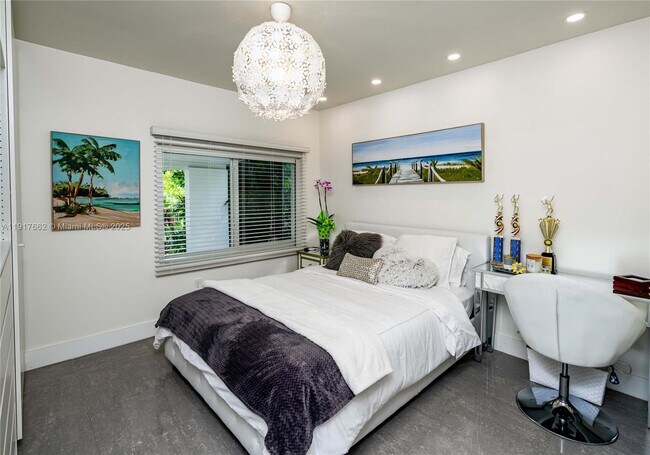 Building Photo - 1360 SW 16th St