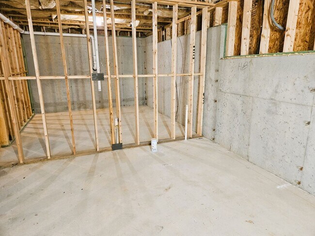 Building Photo - 5 Bedroom / 4 Bath Single Family Home