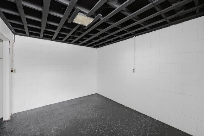 Building Photo - 6891 Somerset Dr