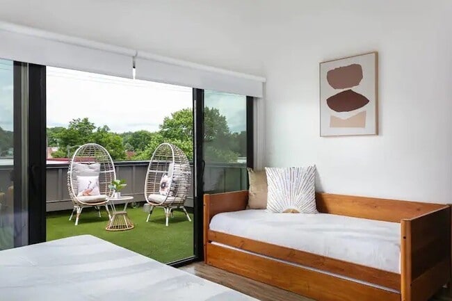 Building Photo - 738 Douglas Ave