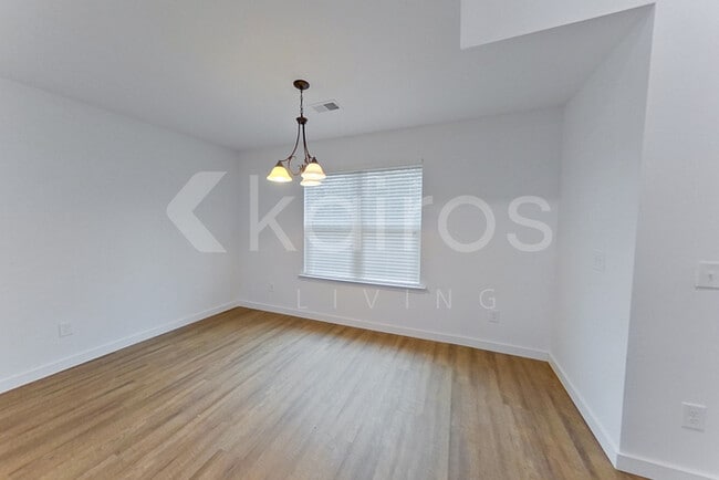 Building Photo - 142 Hughes Dr