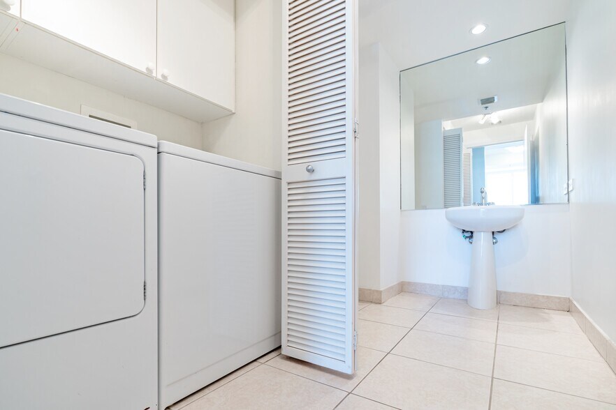 Building Photo - 808 Brickell Key Dr