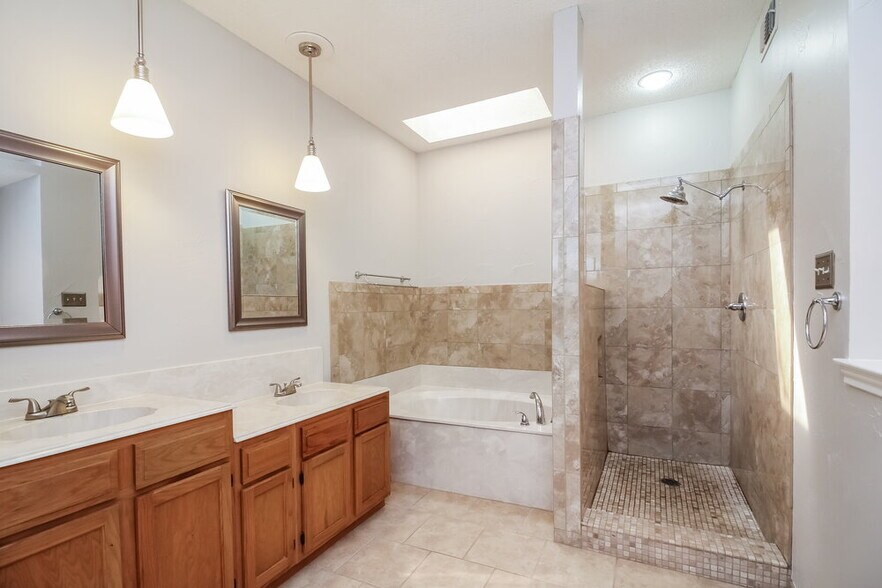 Building Photo - 2326 Weatherby Dr