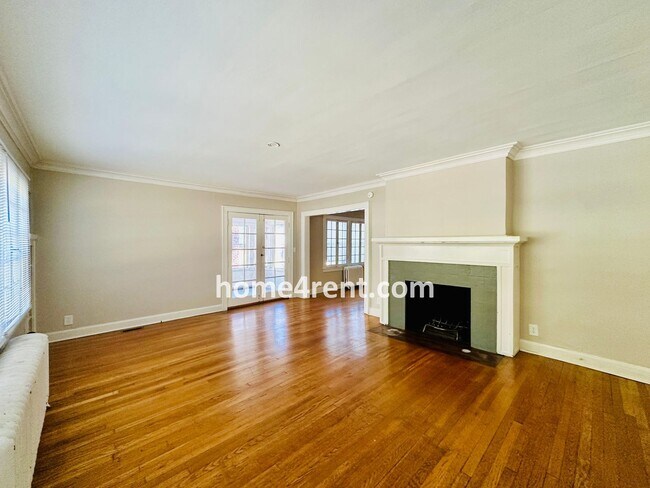 Building Photo - First Level Condo, Just Off the Plaza with...