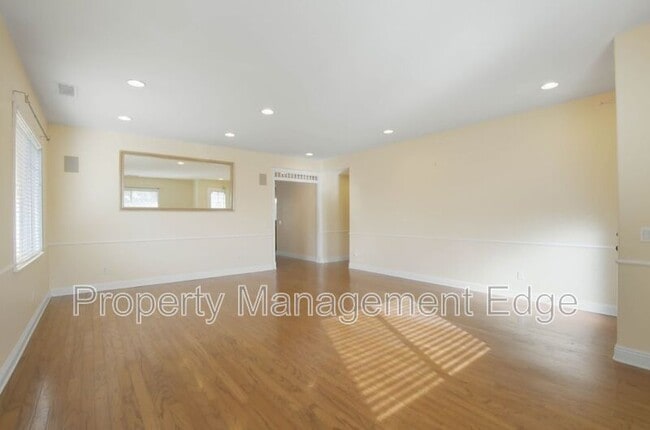 Building Photo - Birch Ct 38265