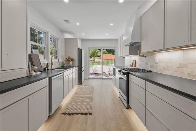 Building Photo - Designer Living with Charm in North Buckhead