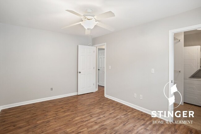 Building Photo - 2 Bedroom / 1 Bath For Rent In Oakview Com...