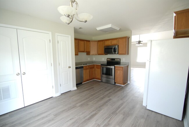Building Photo - Immaculate maintained 3 bedroom 2 bathroom...
