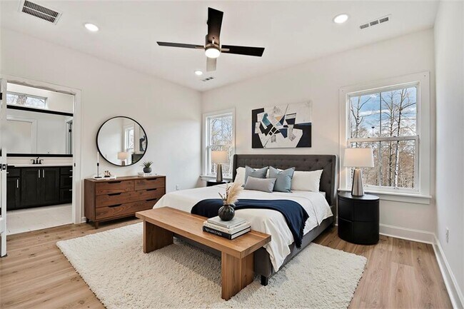 Building Photo - 247 Kinross Dr