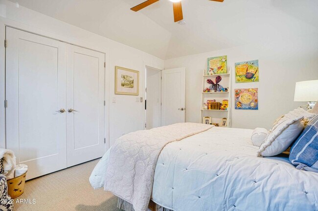 Building Photo - 3230 E Colter St