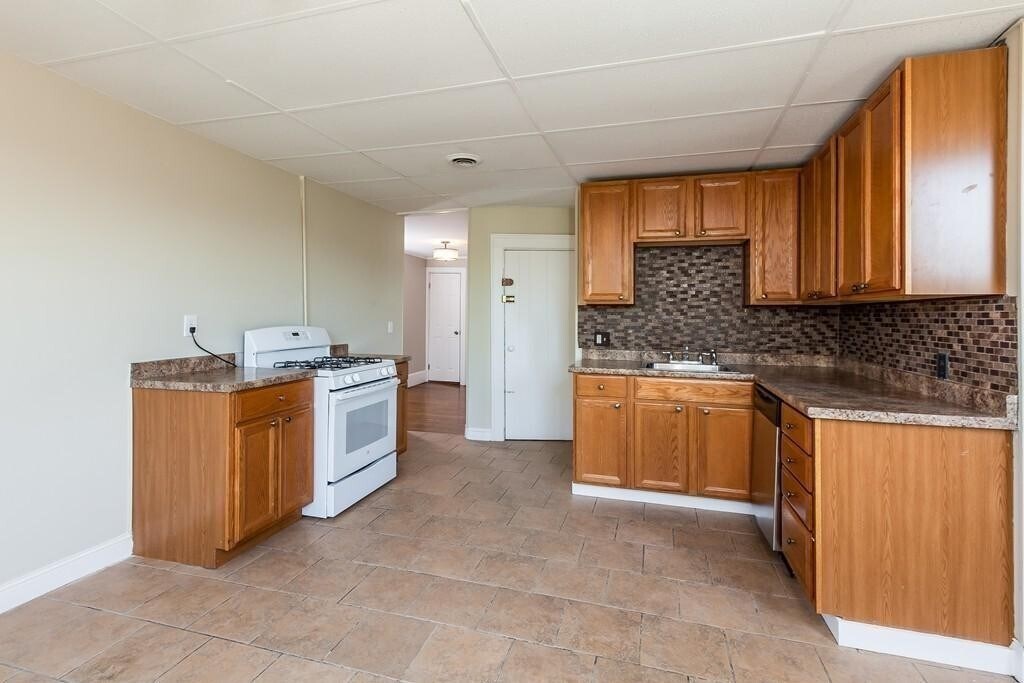 Building Photo - 384 Riverway