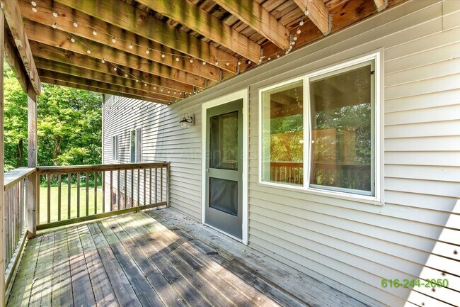 Building Photo - BEAUTIFUL 3 BEDROOM IN ALTO!