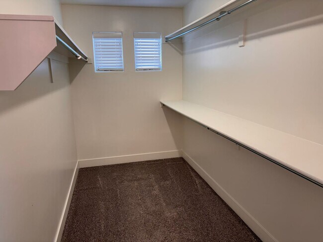 Building Photo - 4 bed | 2 1/2 bath | 2 car garage in Deser...