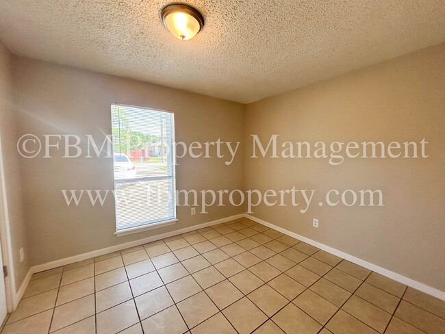 Building Photo - 1401 Old Bardwell Rd