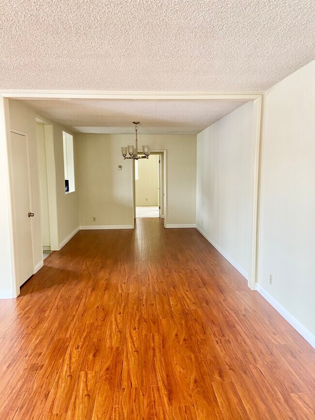 Building Photo - 1420 Rexford Dr
