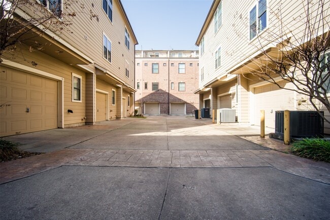 Building Photo - 2110 Shearn St