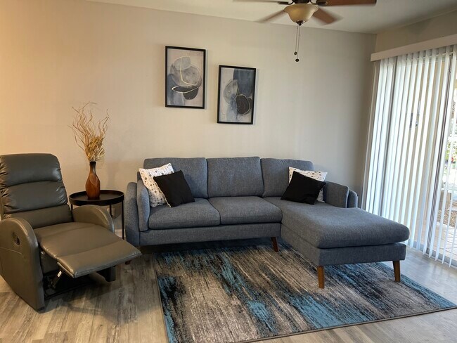 Building Photo - 420 N Villa Ct