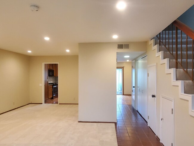 Building Photo - Spacious Townhome, A/C, 2c Garage, Renovat...