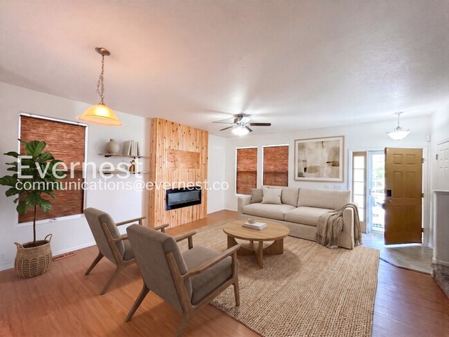 Building Photo - 2 Bed/2.5 Bath Townhome with Modern Amenities / Available Now!
