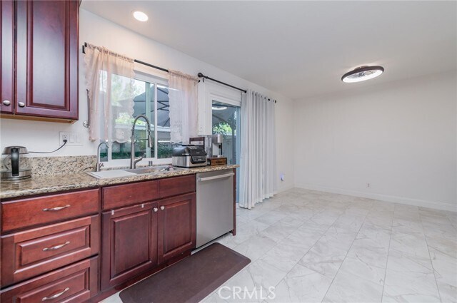 Building Photo - 7 Fairside