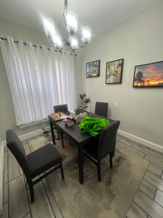 Building Photo - **Hawthorne Place** Pet Friendly 5 Large Bedrooms 2 Full Baths!