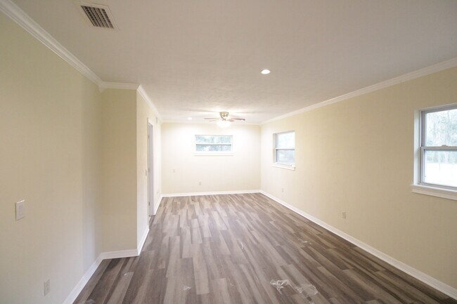 Building Photo - 10907 SW 24th Ave