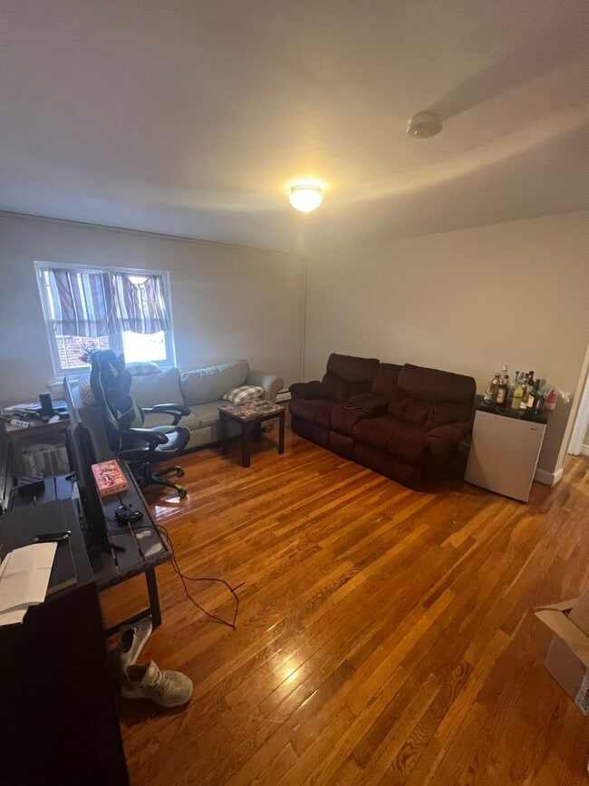 Building Photo - Large 2 bedroom unit near the Green Line.
