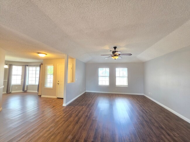 Building Photo - Spacious 4 Bedrooms & 3 Full bathroom Home with Over 2,200 Sq Ft on a Corner Lot!