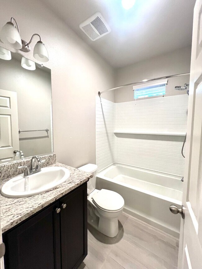 Building Photo - Charming 3 bedroom, 2 Bath Home