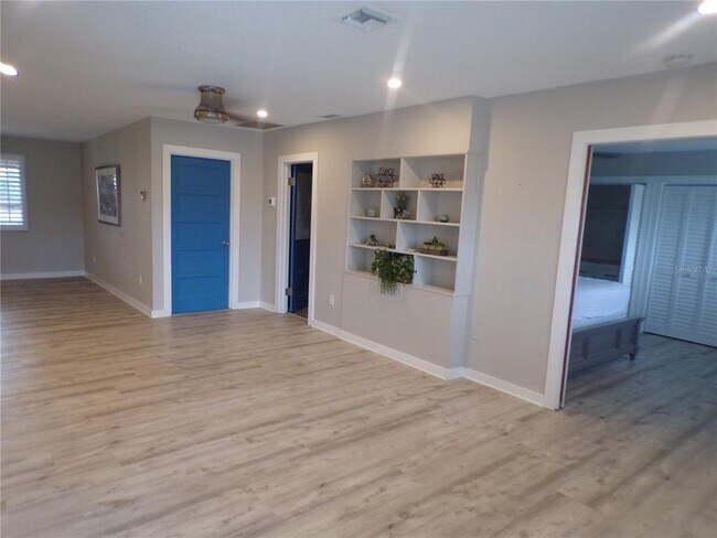 Building Photo - 2310 Palm Tree Dr