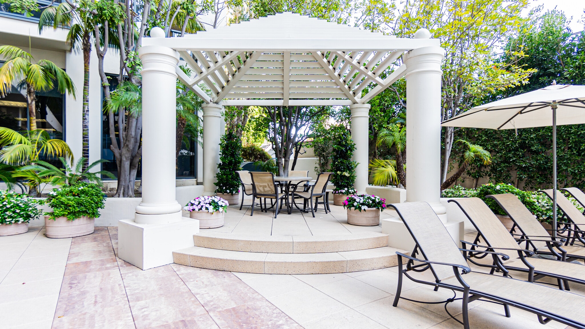 Sitting area by the pool - 10724 Wilshire Blvd