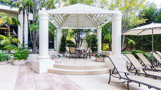 Sitting area by the pool - 10724 Wilshire Blvd