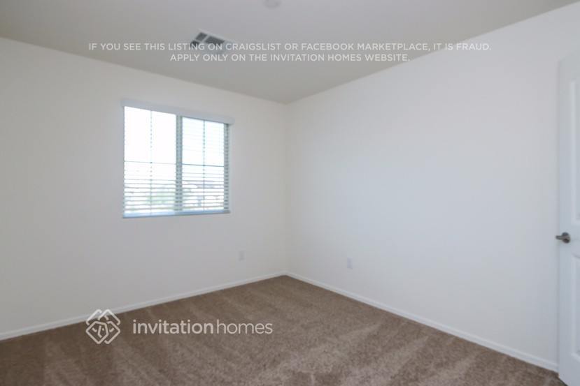 Building Photo - 1323 E Palomino Way