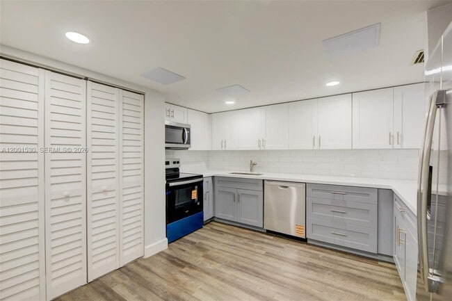 Building Photo - 565 NW 97th Ave