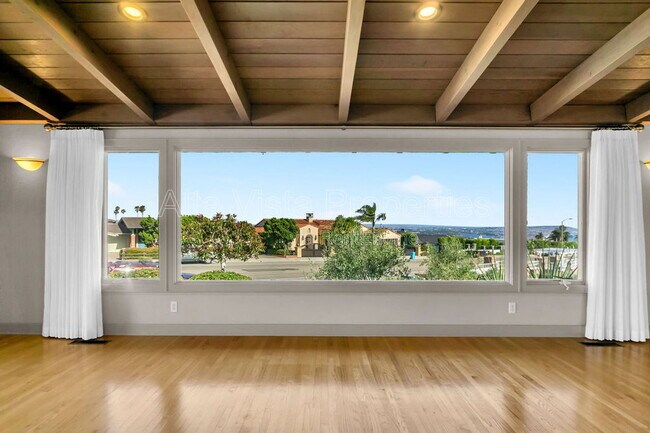 Building Photo - 5940 La Jolla Mesa Dr