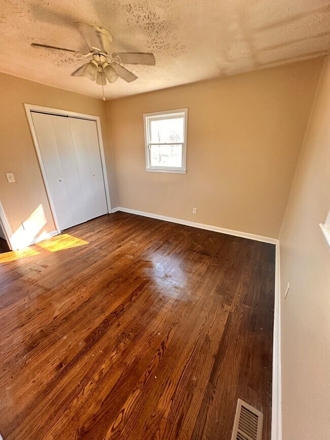 Building Photo - 505 Warren Rd NE