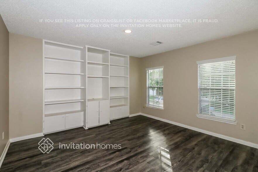 Building Photo - 8919 Village Hills Dr