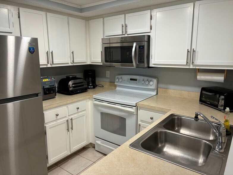 Building Photo - 19505 Quesada Ave