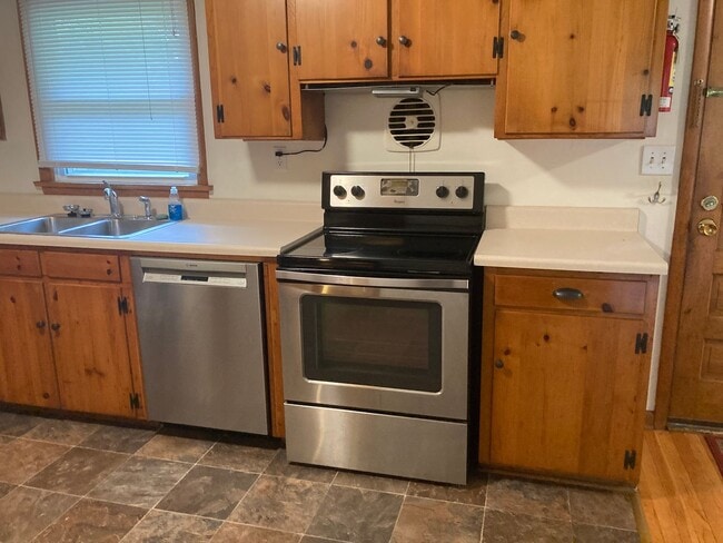 Building Photo - Lease Details for 2025 Start Date ONLY - No Students Permitted