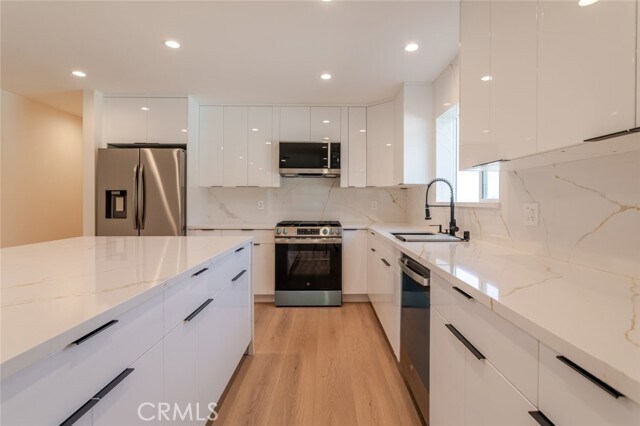 Building Photo - 10425 Pinyon Ave