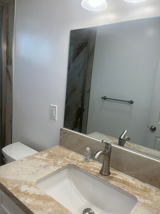 Building Photo - 1147